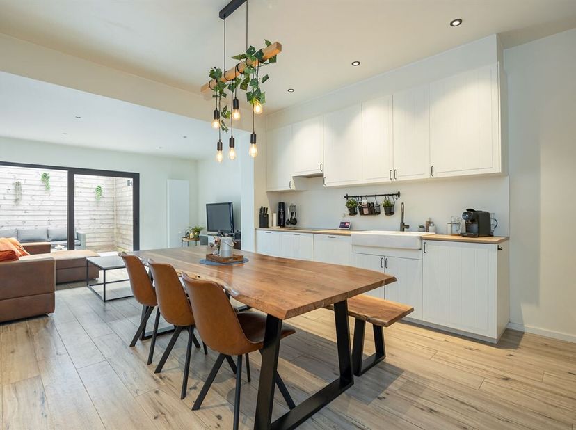 Deze gerenoveerde instapklare woning biedt een ideale combinatie van modern comfort en een gunstige ligging. Deze gunstig gelegen woning is centraal g