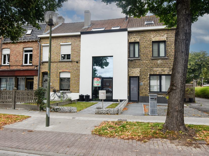 Deze energiezuinige rijwoning is gelegen in een vlot bereikbare buurt, dichtbij winkels en openbaar vervoer en op een boogscheut van centrum Brugge. D
