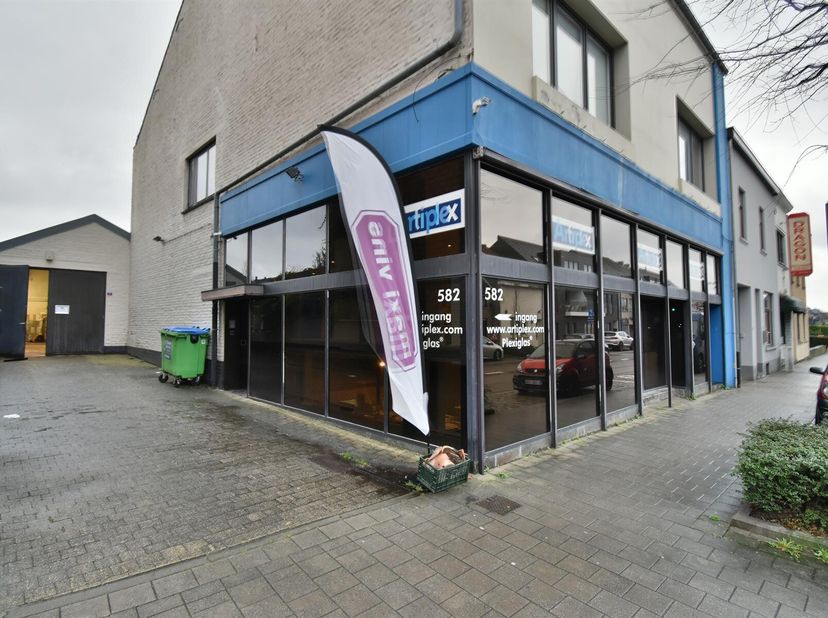 Espace de bureau avec grand espace de stockage idéalement situé sur la Chaussée de Bruxelles à Jésus-Eik, à proximité des transports en commun et de l