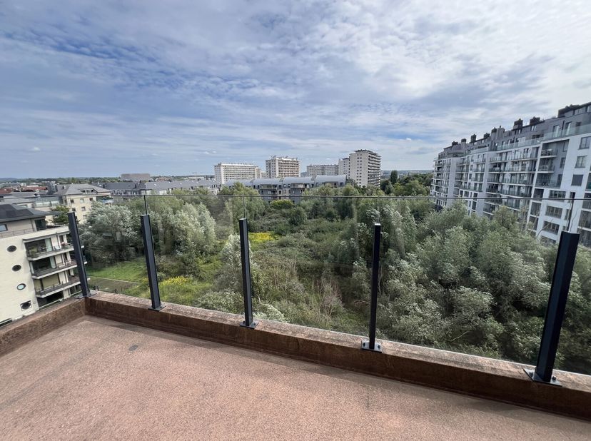 Superbe appartement meublé et lumineux, avec une terrasse , bénéficiant de peu de vis-à-vis. Idéalement situé à quelques mètres du Cora, proche de tou