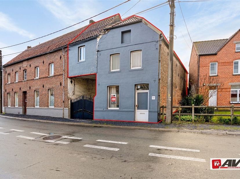 Maison 4 chambres avec jardin à rénover à Laplaigne. &lt;br /&gt;
La maison est composée au rez-de-chaussée d&#039;un salon, cuisine, salle à manger, salle de do