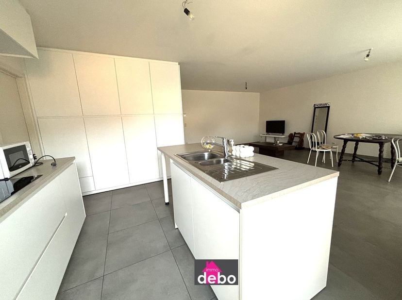 Recent gebouwd mooi gelijkvloers appartement met tuin en terras te Lendelede, omvattende o.a. op het GELIJKVLOERS:&lt;br /&gt;
&lt;br /&gt;
	-Inkomhal&lt;br /&gt;
	-Gas
