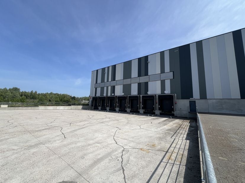 Cet entrepôt récent et idéalement situé avec des bureaux est situé dans une zone industrielle stratégiquement située à Boom, avec des connexions facil
