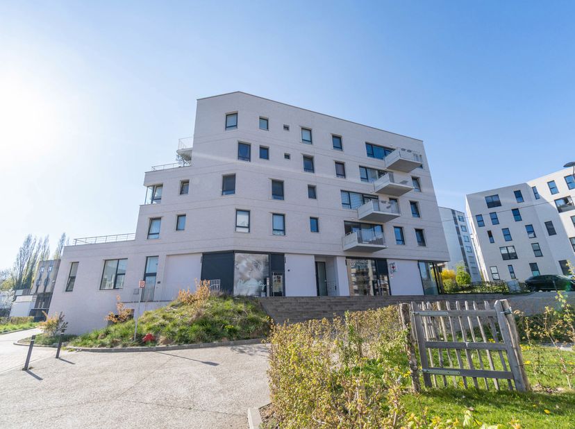 Au cur du nouveau projet &quot;Val Vena&quot;, ce superbe appartement de 94 m² bruts selon PEB (80m² hab) dans une construction récente (2021).&lt;br /&gt;
Situé au r