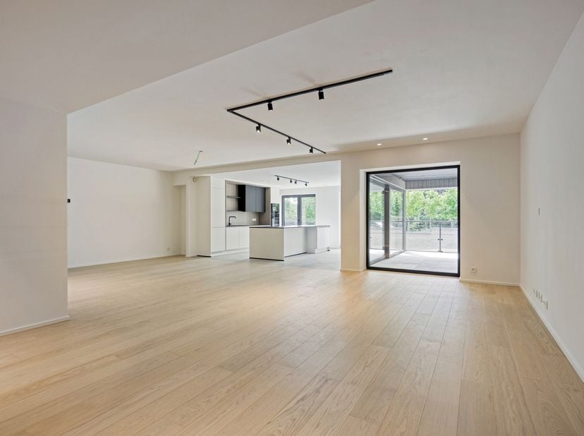 Gelegen in de rust aan de achterzijde van een residentie van hoge standing gebouwd in 2019, combineert dit appartement comfort, moderniteit en hoogwaa