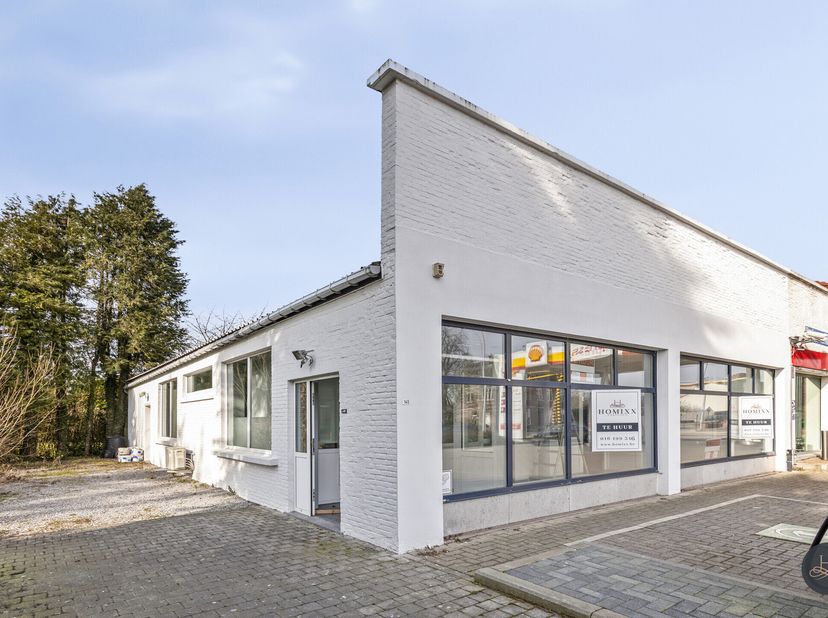 Dit commerciële eigendom is gelegen vlakbij het centrum van Wilsele (Leuven) en op een zeer korte afstand van Leuven. Het eigendom kan zowel gebruikt