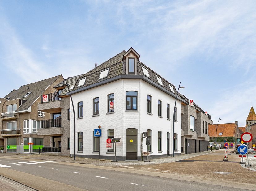 Dit lichtrijk nieuwbouwappartement is gelegen in residentie Rembrandt op centrale ligging in Wielsbeke. Het afgewerkt appartement geniet van 2 kamers,