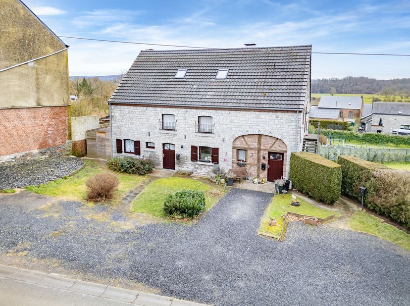 EASYHOME Immobilier a le plaisir de vous présenter cet immeuble de caractère en pierre du pays, situé dans le charmant village d&#039;Eprave. Ce bâtiment d