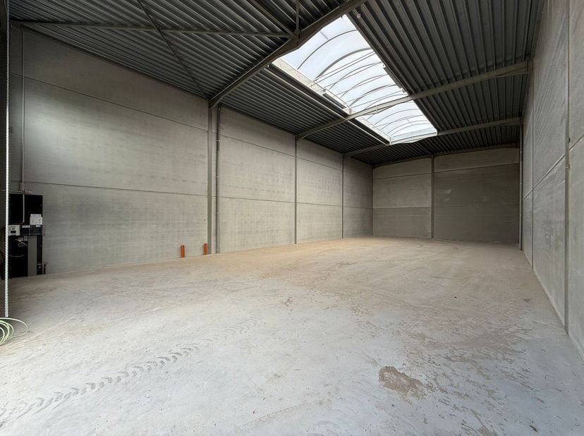 Gloednieuwe KMO-unit met een oppervlakte van 448 m² te koop. Fantastisch gelegen op slechts 500 m van de N9 met een vlotte verbinding naar de expressw