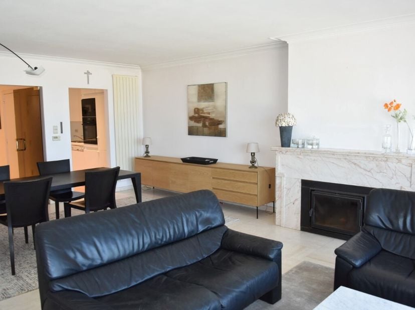 Dit centraal gelegen 2 slaapkamer appartement wordt te huur aangeboden als 2de verblijf.  Het appartement bevindt zich op de 4de verdieping van een ge