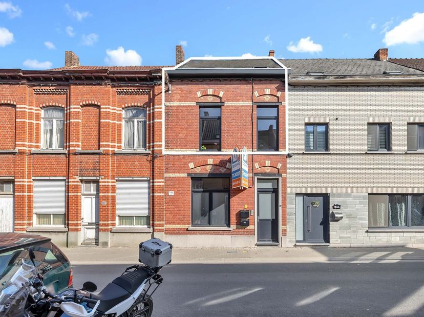 Voor meer info of een bezoek, bel 054 69 39 39 - In een rustige straat vlakbij het centrum van Geraardsbergen vinden we dit instapklare duplexappartem