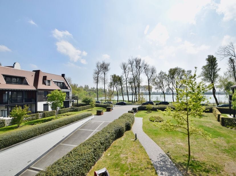 Hoekappartement (ongemeubeld) te huur met frontaal meerzicht, mooie terrassen en zuid georiënteerd. Samenstelling: Inkomhal met gastentoilet en vestia