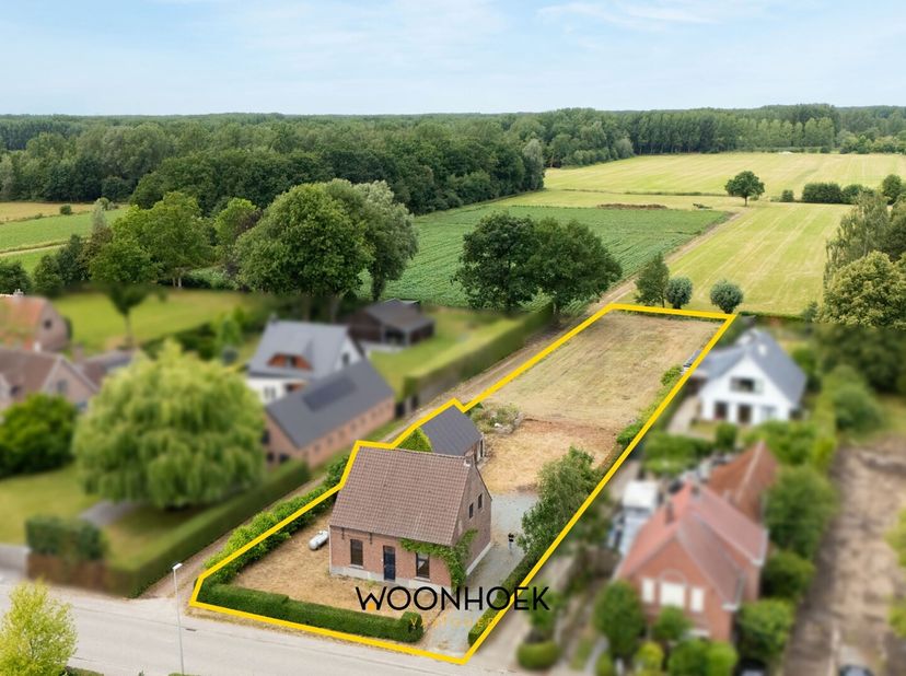 Ben je op zoek naar een rustige, residentieel gelegen woning met prachtig uitzicht op de velden? Dan is deze woning gelegen op een steenworp van centr