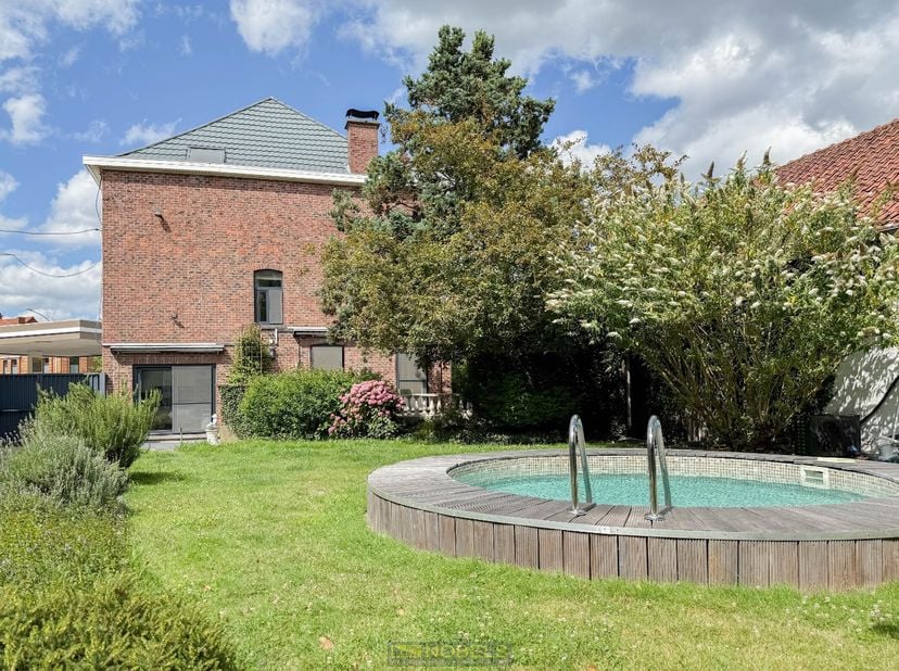 VOORMALIGE BROUWERSWONING met een BEWOONBARE OPPERVLAKTE VAN CA. 320M² op een PERCEEL VAN 1.028M² is dit een zeldzame kans voor wie WONEN, WERKEN en o