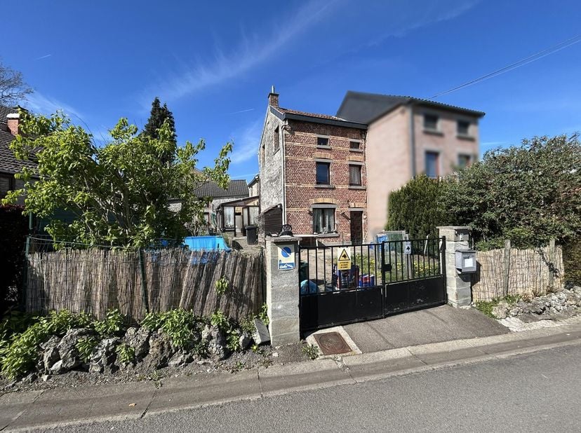 REZ DE CHAUSSÉE de ± 90 m² :&lt;br /&gt;
- Hall d&#039;entrée de ± 2m² sur carrelage,&lt;br /&gt;
- Salon de ± 15m² sur parquet,&lt;br /&gt;
- Cuisine de ± 17m² sur carrelag