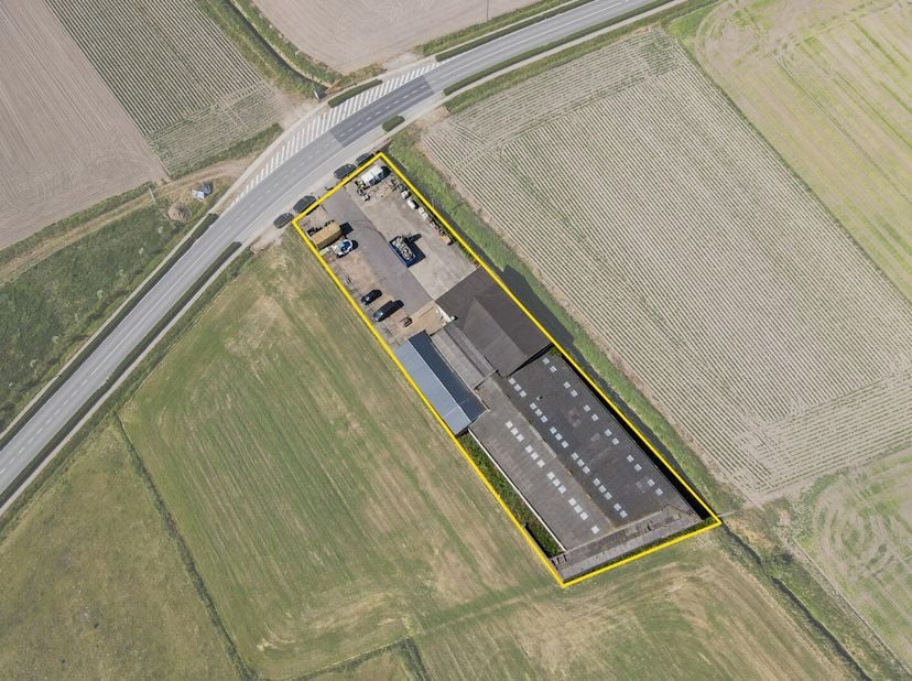 Deze open bebouwing met loods is rustig gelegen op een perceel van 2.535 m². De woning, gebouwd in 1975, beschikt over een bewoonbare oppervlakte van