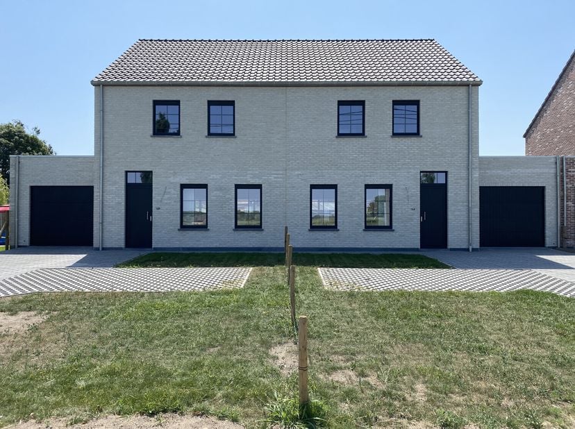 Te huur Roeselarestraat 70D te Diksmuide (Esen)&lt;br /&gt;
 &lt;br /&gt;
Ruime halfopen nieuwbouwwoning met garage en grote private oprit. Via de inkom met vesti