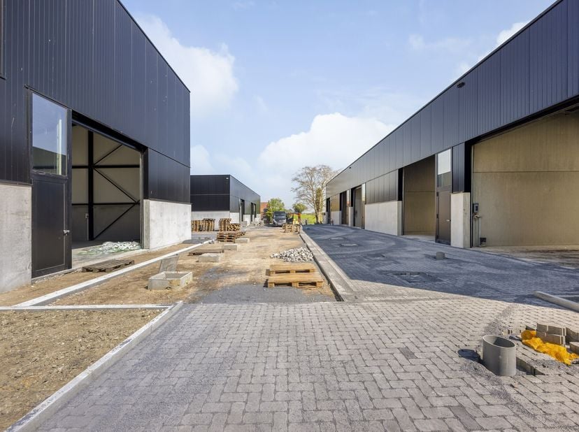 Projet ZEUS SME&lt;br /&gt;
Unités PME récemment construites à vendre le long de la Gauwelstraat à Zwevegem. Les unités ont une superficie d&#039;environ 144 m²