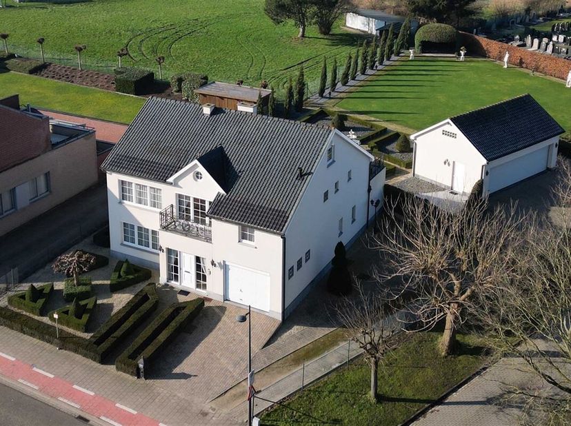 Karaktervolle ruime villa met 5 slaapkamers op een prachtig perceel van 18a 54ca&lt;br /&gt;
Omgeving:&lt;br /&gt;
+ Rustig en centraal gelegen in een residentiël