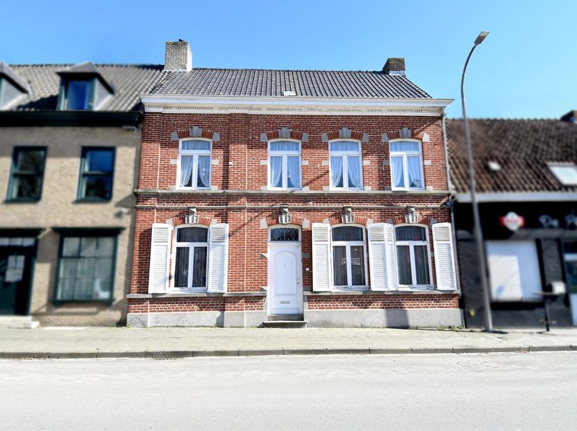 Ontdek deze charmante en unieke burgerwoning met authentieke elementen, gelegen in het centrum van Rollegem. Deze locatie combineert de charme van een