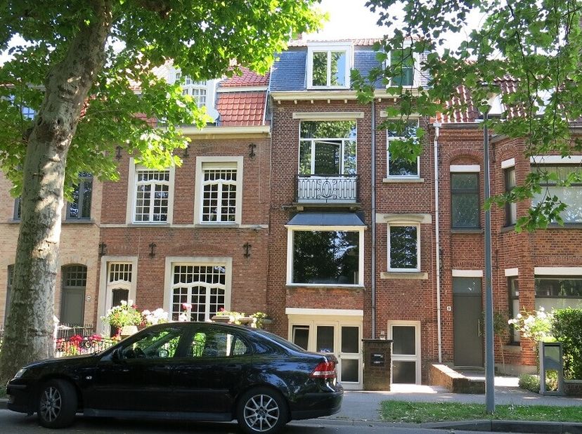 Dit duplexappartement met 2 slaapkamers en ruim DAKTERRAS (20m²) is rustig gelegen in de aangename residentiele woonwijk Kristus-Koning, vlakbij het c