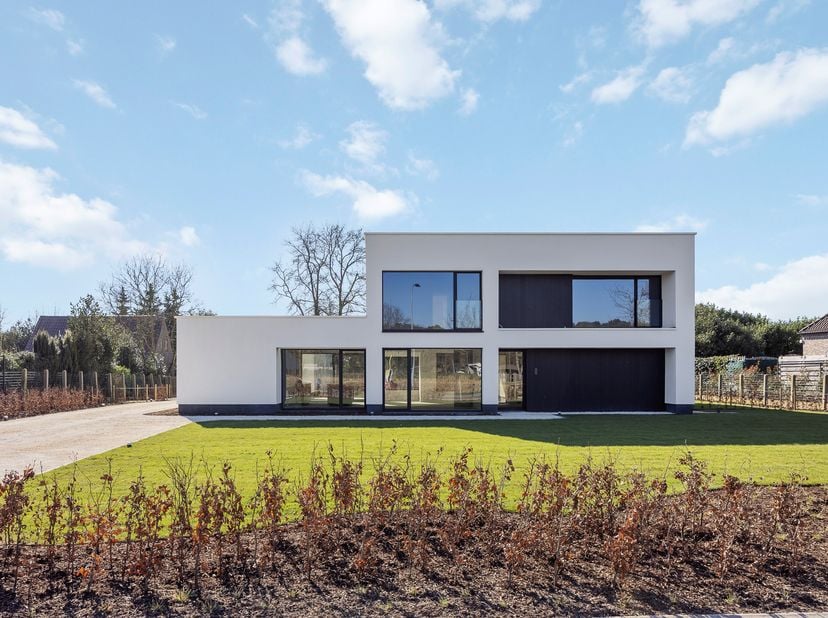 VOLLEDIG GERENOVEERDE VILLA &lt;br /&gt;
&lt;br /&gt;
 - Alles nieuw (woning werd volledig gestript + nieuw dak, nieuwe gevelbekleding, nieuwe ramen en deuren, ni