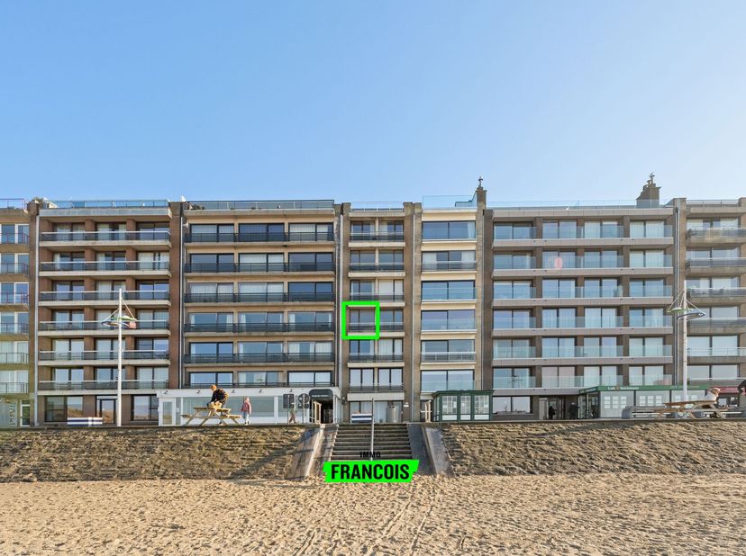 Dit goed onderhouden appartement met prachtig zeezicht biedt een unieke woonkans op de Zeedijk van Zeebrugge. Het beschikt over een lichtrijke woonkam