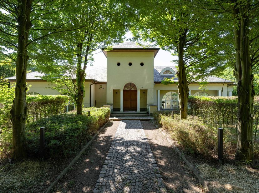 Centraal gelegen kunnen we deze charmante villa te Herenthout terugvinden. Op een prachtig perceel van maar liefst 1ha dat voorzien is van vijvers en