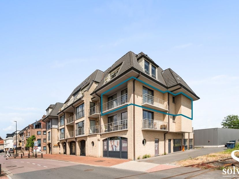 Dit instapklare appartement combineert hedendaags comfort met een praktische indeling en een gunstige ligging. Op wandelafstand van winkels, scholen e