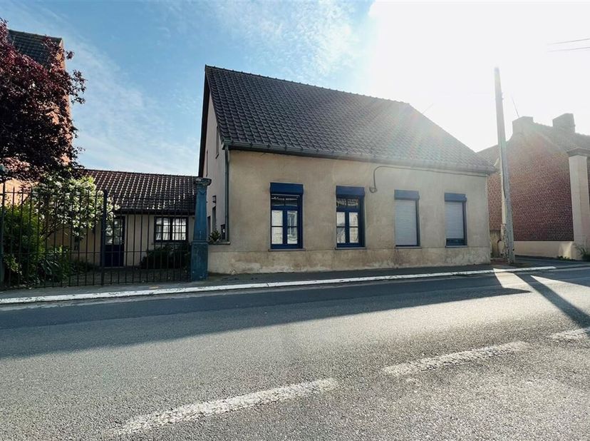 Magnifique maison 3 façades d&#039;une surface habitable de +/- 150 m², composée de deux chambres et située aux abords de la ville dans le charmant village