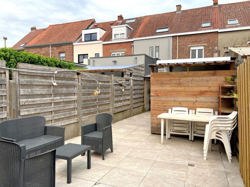Deze woning is ideaal gelegen in het centrum van Wervik, op wandelafstand van het station, scholen, winkels en andere belangrijke voorzieningen. Bij h