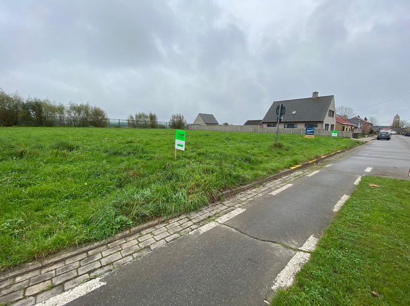 Langs de Kerkhofstraat in Woumen bevindt zich dit perceel bouwgrond vlakbij diverse lokale handelaars.&lt;br /&gt;
Door zijn centrale ligging zijn Diksmuide