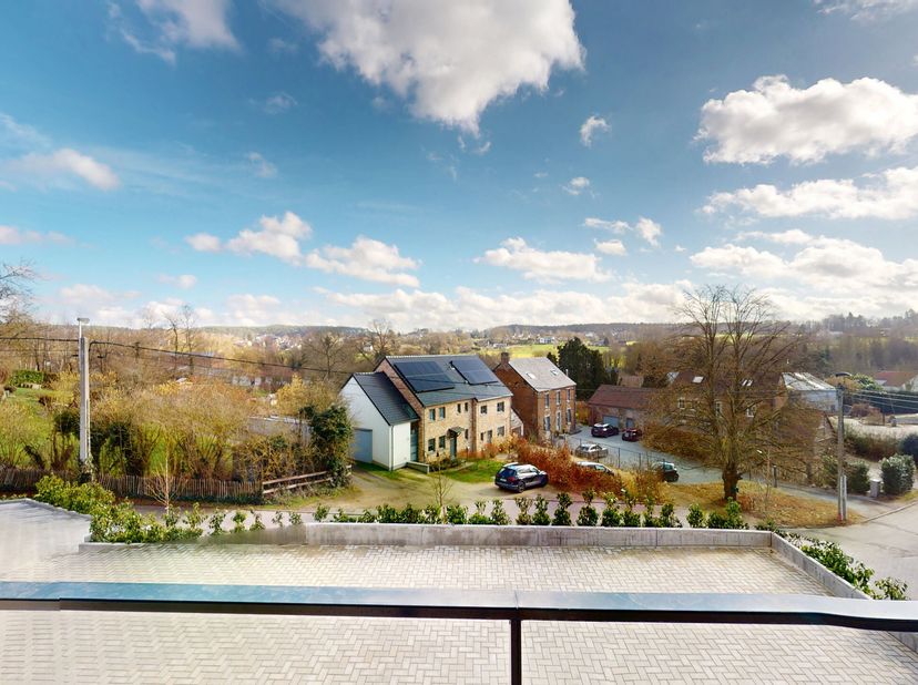 Locatie :&lt;br /&gt;
 Gelegen aan de ingang van het dorp Faux met vrij uitzicht over het omliggende platteland, profiteert dit gebouw van een zeer snelle t