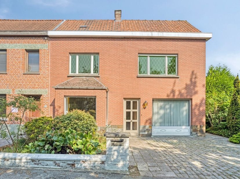Halfopen, ruime woning met 4 slaapkamers en grote tuin omringd door agrarisch gebied te koop in Waregem. De ideale thuis voor iedereen die op zoek is