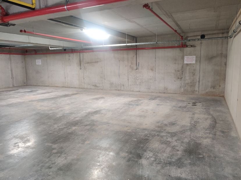 Laatste ondergrondse parkeerplaats te koop. De grootte is 18m². Verhuurd aan 60 euro per maand. Opzeg huurcontract 2 maand. Huurcontract kan ook overg