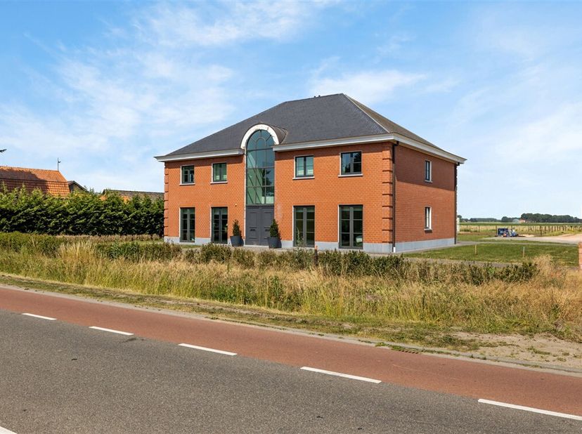 Dit betreft een ruim opgezette villa met alle voorzieningen per verdieping en een recent bijgebouw in een uiterst groene omgeving nabij het centrum va