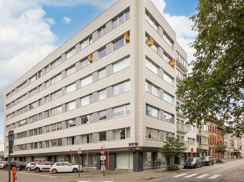 Très grand appartement classique, situé au centre de la Graanmarkt, à 300 m de la Grote Markt et de la gare.&lt;br /&gt;
L&#039;appartement avec de beaux parquet