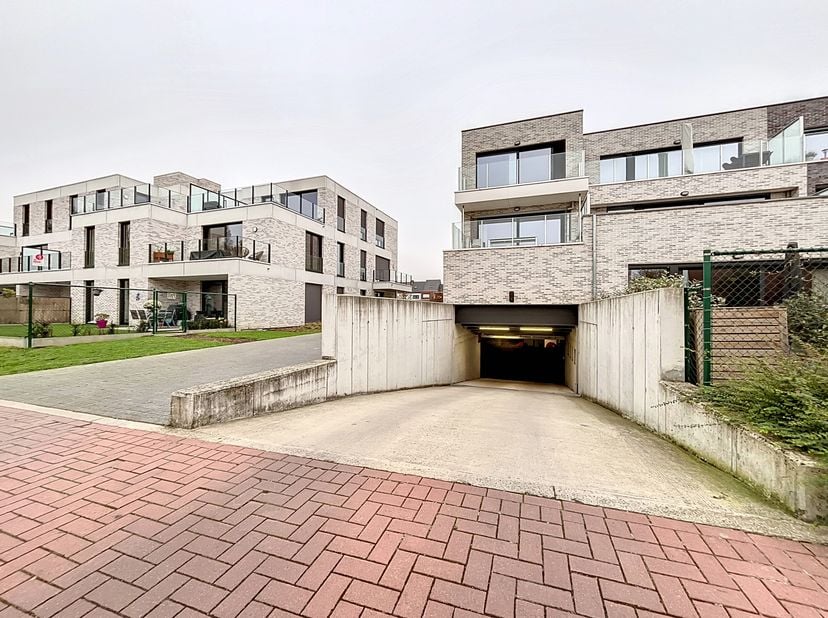 Ce parking souterrain est situé dans le parc résidentiel &lt;br /&gt;
Maria Verbraekenstraat à Burcht. &lt;br /&gt;
Les emplacements suivants sont disponibles:&lt;br