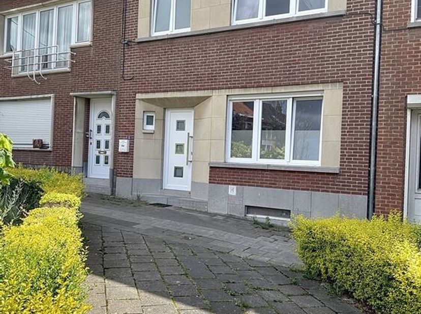 Charmante maison 2 façades située proche  des écoles, des commerces et des moyens de transports (gare, arrêts de bus), elle est composée comme suit :