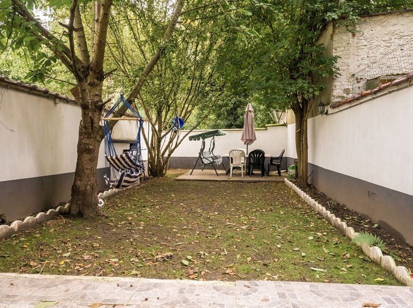 Ruim gelijkvloers appartement (+/- 93m²) met tuin (+/- 100m²) in een kleine mede-eigendom. Inkom welke uitgeeft op een leefruimte &amp; eetkamer met semi-