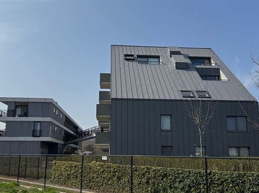LICHTRIJK DAKAPPARTEMENT MET AANGENAME LEEFRUIMTE, LEUK TERRAS, AUTOSTAANPLAATS EN KELDERBERGING.&lt;br /&gt;
 Gelegen op de 4de verdieping van residentie G