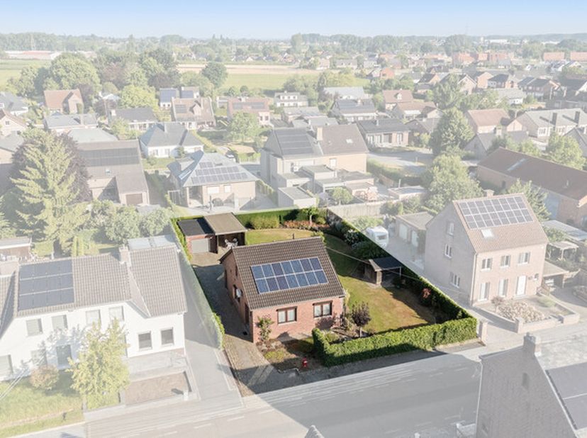 Instapklare gezinswoning met 3 (mogelijks 4) slaapkamers, leuk terras en zonnepanelen, gelegen op een goede locatie vlakbij het centrum van Alken.Deze
