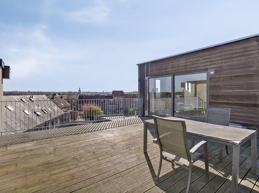 Ruime penthouse van bijna 140 m² met 3 slaapkamers, 2 badkamers en zonnig terras van maar liefst 62 m². EPC B-label!&lt;br /&gt;
Indeling: inkomhal met gast