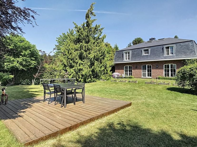 Charmante en residentieel gelegen villa met prachtig aangelegde tuin, met goede verbinding tot de internationale scholen in de regio!&lt;br /&gt;
&lt;br /&gt;
Ria