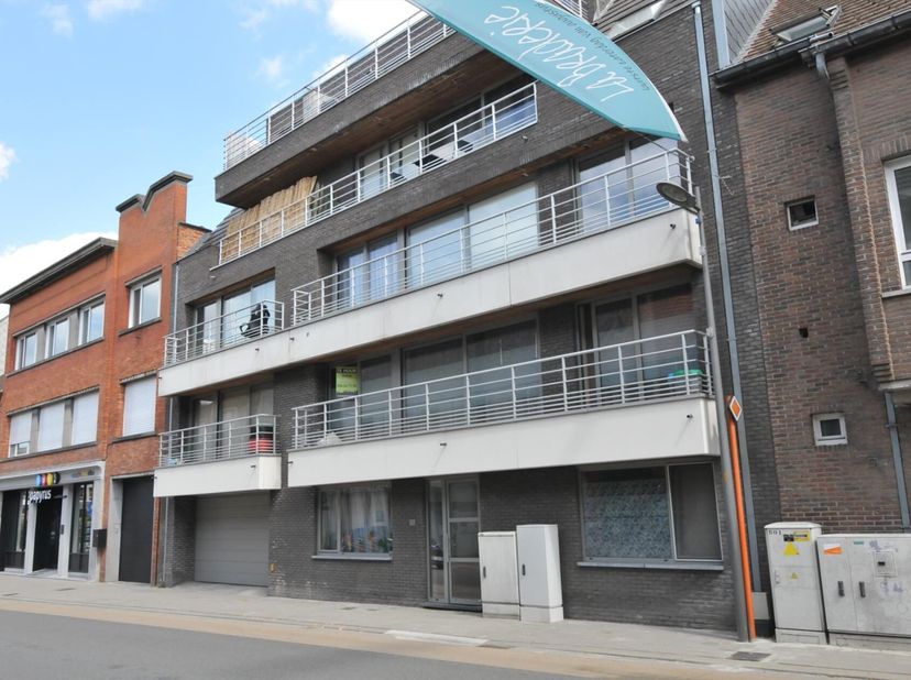 Appartement gelegen in een recent gebouw, in volle centrum van Avelgem. Handels, scholen, kantoren zijn allemaal op wandelafstand van het appartement.