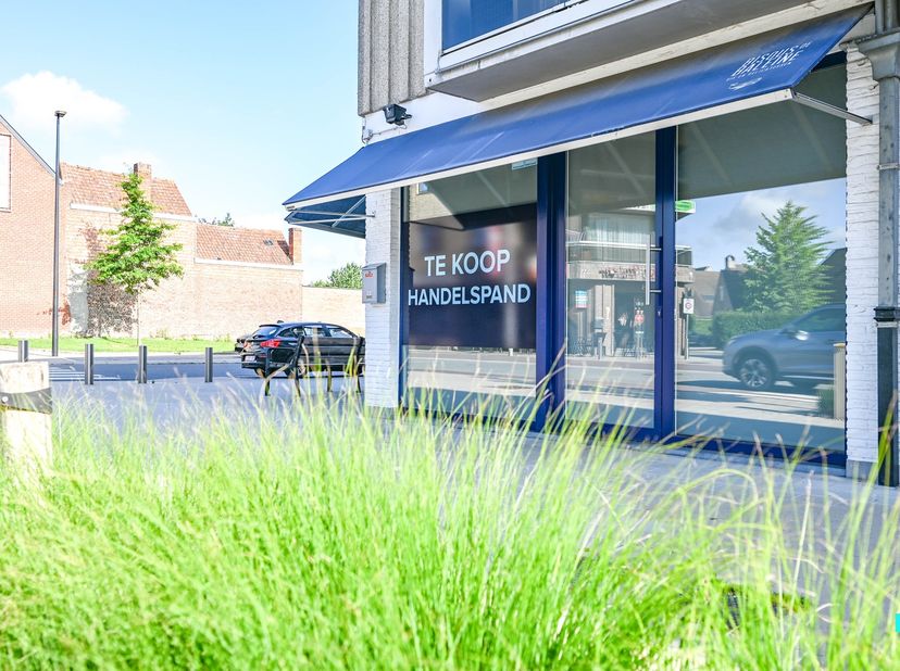 Op zoek naar een ideale locatie voor uw onderneming? Dit commercieel handelspand in het bruisende centrum van Oostrozebeke biedt alles wat u nodig hee