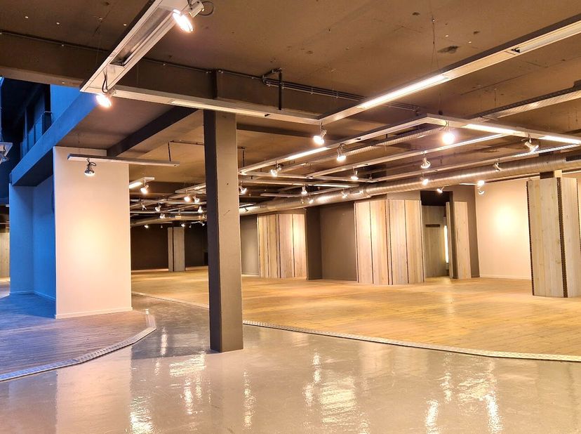 Le rez-de-chaussée a une surface locative d&#039;environ 860 m², tandis que le premier étage couvre environ 740 m². Le sous-sol comprend un espace pour le