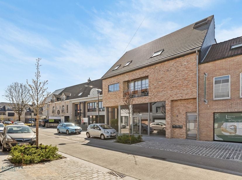 Op een strategische locatie in het hart van Keerbergen bevindt zich deze ruime en nog naar eigen wens in te richten handelsruimte. Dankzij de centrale