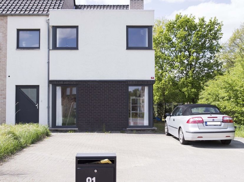 Deze energiezuinige HO woning staat te koop nabij het centrum van Hechtel. De woning beschikt heel wat troeven waaronder zonnepanelen, airco&#039;s en een