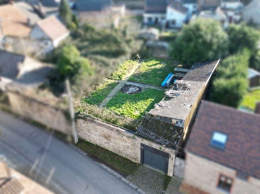 Joli terrain à bâtir avec grand garage de +/-31 m² sur 4 ares 54 centiares.&lt;br /&gt;
Situation idéale dans une petite rue de Roucourt à 3 minutes des com